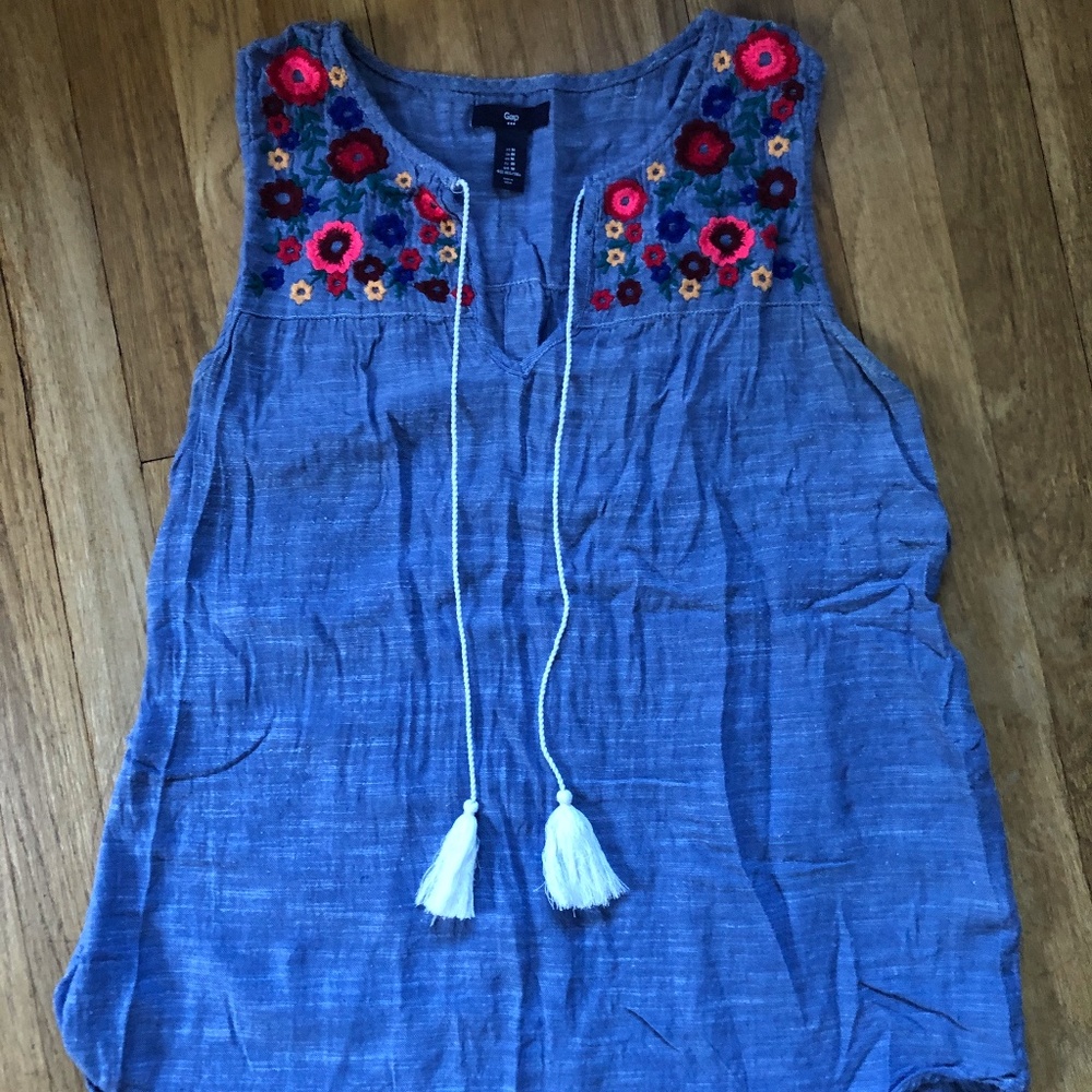 Gap Tank, Embroidered Flowers!  Size Medium.